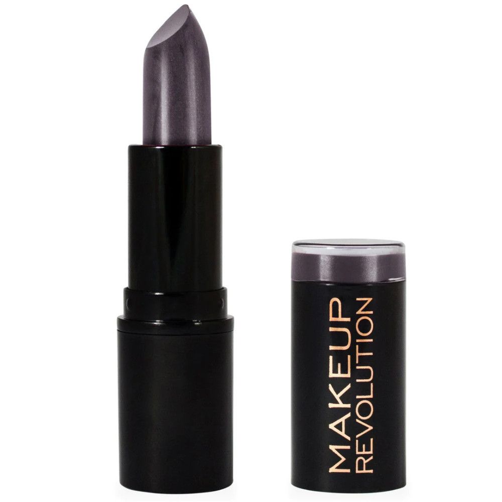 Rouge à lèvres noir avec capuchon ouvert. Pointe de rouge à lèvres visible. Inscription dorée: MAKEUP REVOLUTION.