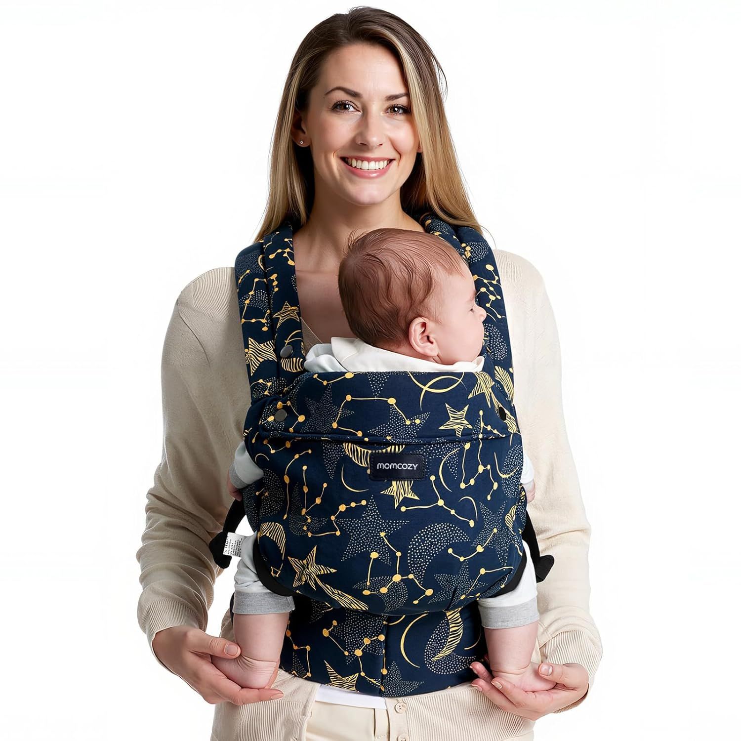 Femme portant un bébé dans un porte-bébé bleu marine à étoiles. Bretelles et ceinture réglables.