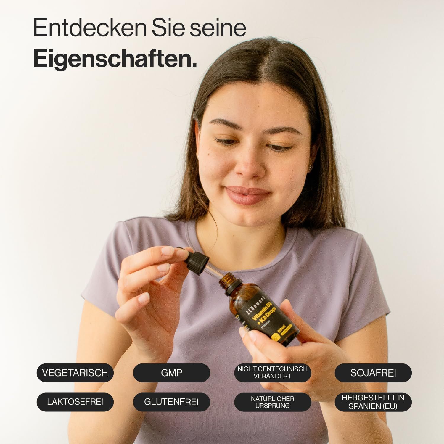 Vrouw houdt Zenement Vitamine D3 + K2 Druppels vast. Vegetarisch, GMP, niet-genetisch gemodificeerd, sojavrij, lactosevrij, glutenvrij, natuurlijke oorsprong, geproduceerd in Spanje.
