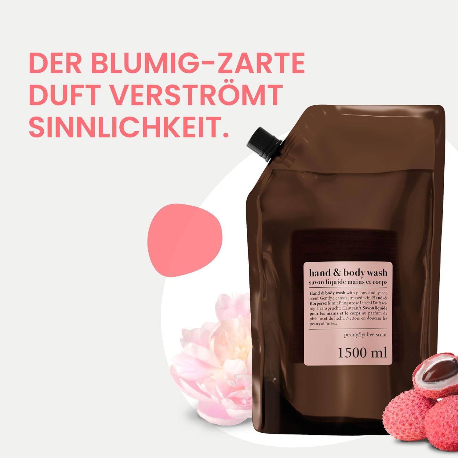 Bruine navulverpakking met productinformatie. 1500 ml. Bloemig-zachte geur. Lychee en pioenroos. Sensualiteit.
