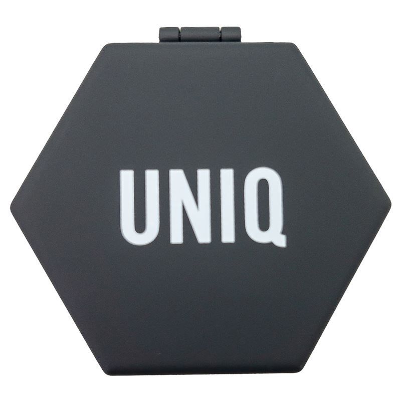 Miroir compact hexagonal noir. Inscription blanche "UNIQ" sur le dessus. Fermé, avec charnière.