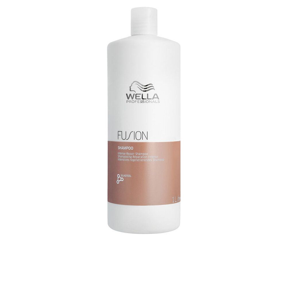 Witte shampoo fles met bruin etiket. Opschrift: Wella Fusion, Shampoo, Intense Repair. 1L.