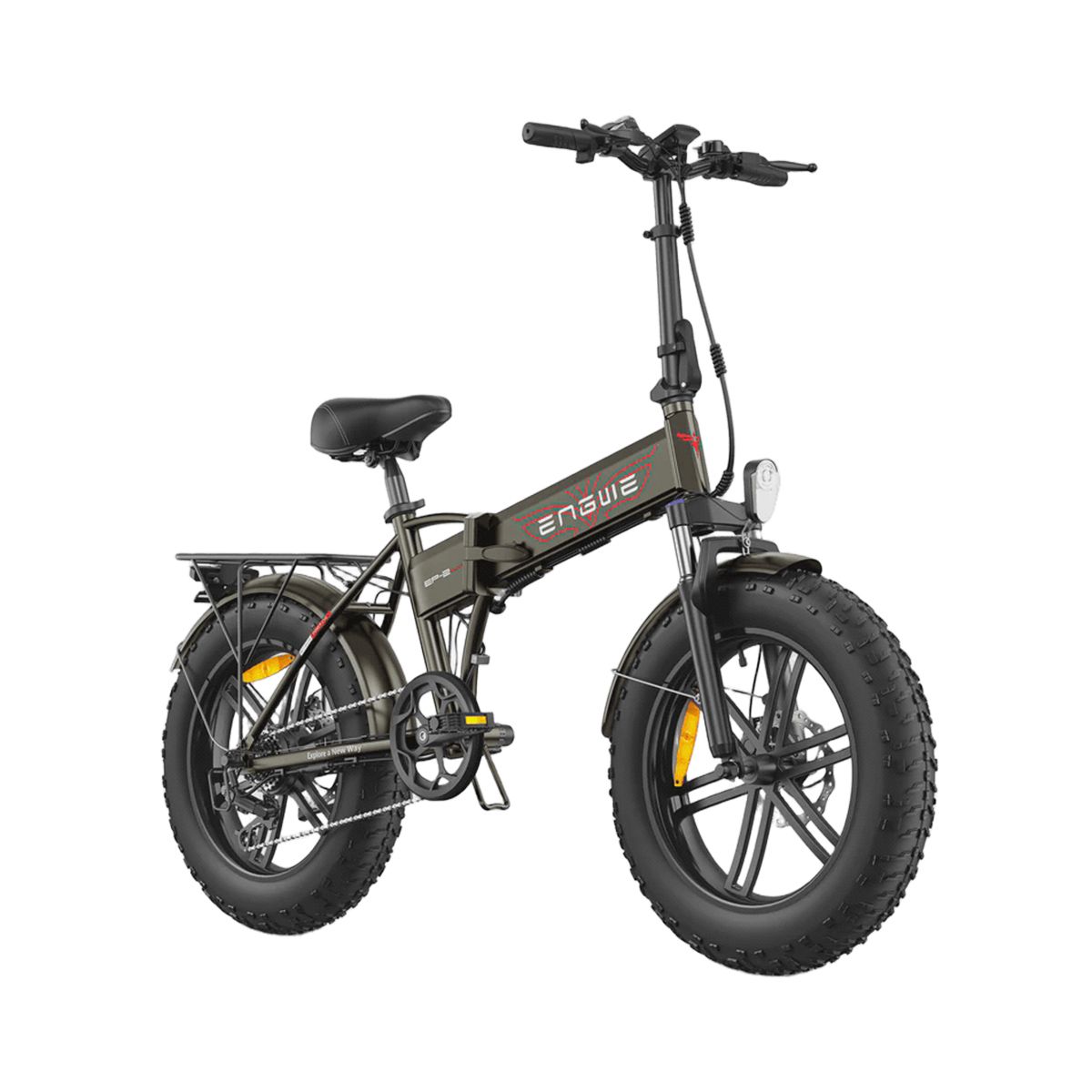 Opvouwbare e-bike, olijfgroen, met brede banden en bagagerek. Merk ENGWE op het frame.