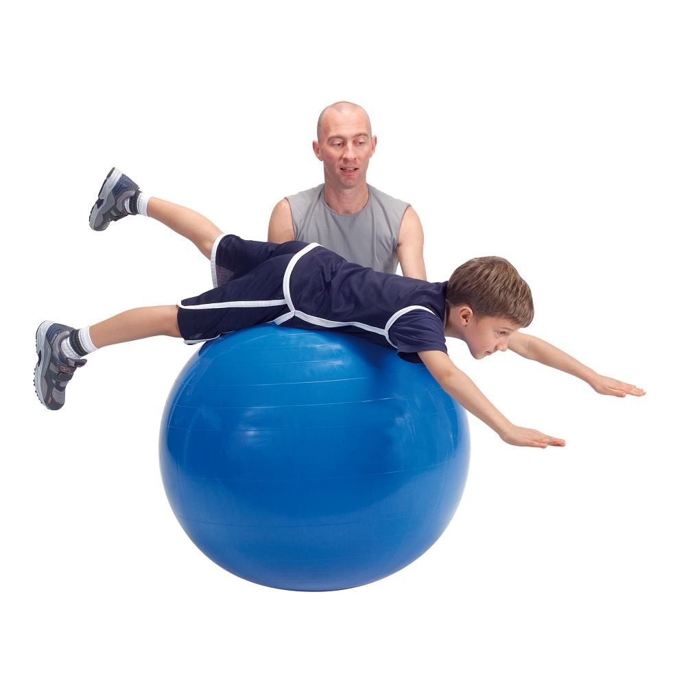 Blauwe gymnastiekbal, kind ligt op de buik, armen uitgestrekt. Man erachter.