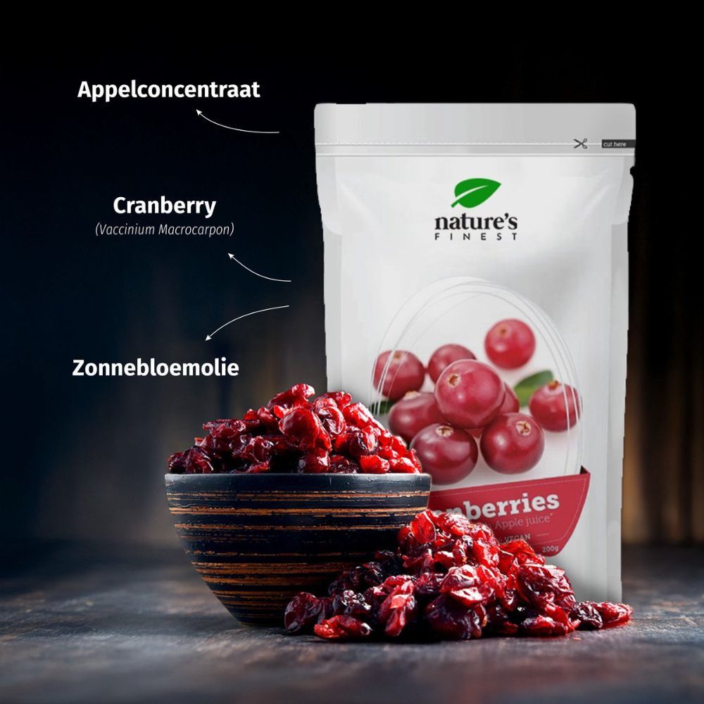 Cranberries in kom en ernaast. Tekst: 'Appelconcentraat', 'Cranberry', 'Zonnebloemolie'.