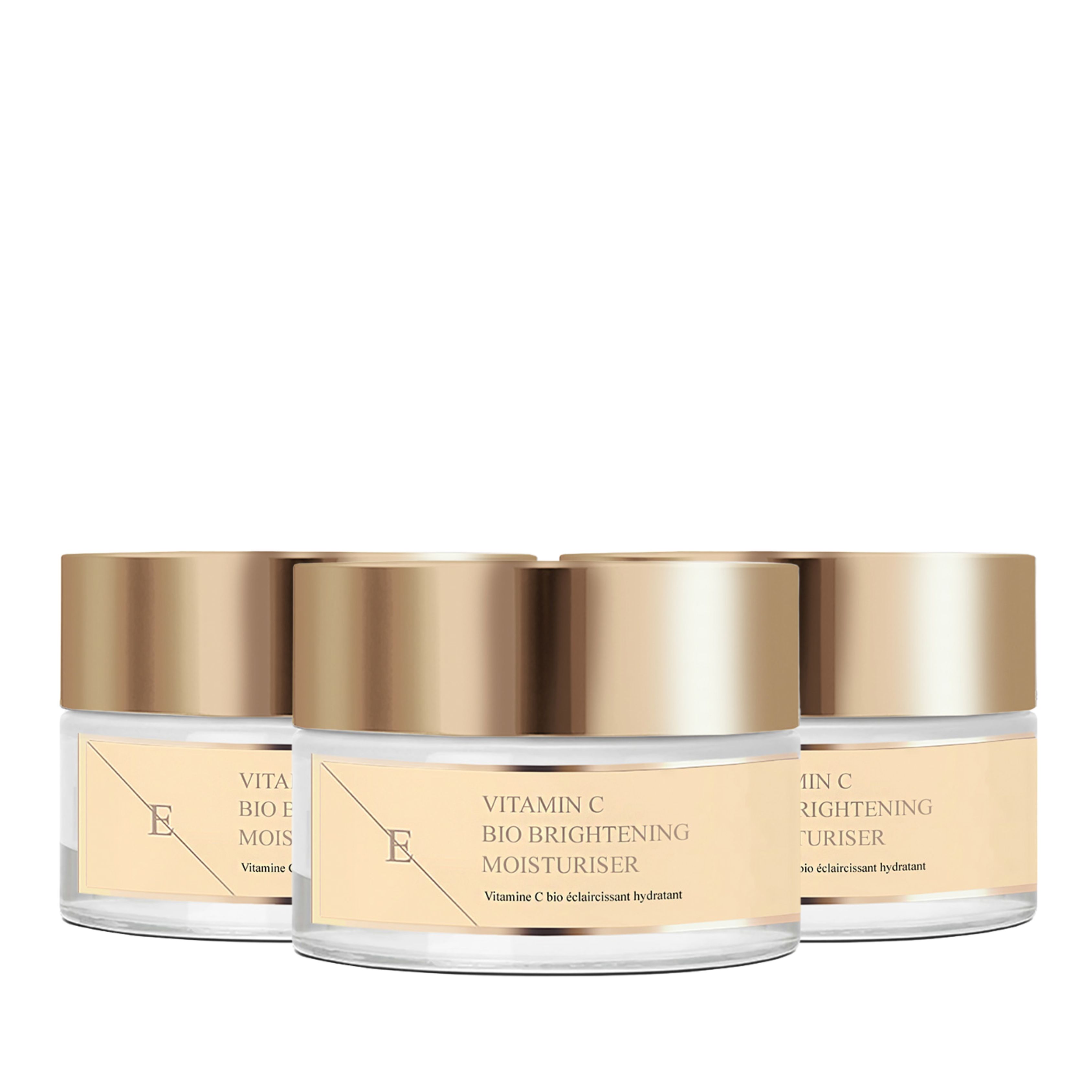 Trois pots de crème avec des couvercles dorés. L'étiquette indique "Vitamin C Bio Brightening Moisturiser".