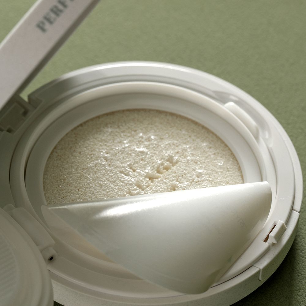 Open cushion crème. Spons en crème zichtbaar. Opschrift: VILLAGE FACTORY. Witte verpakking.