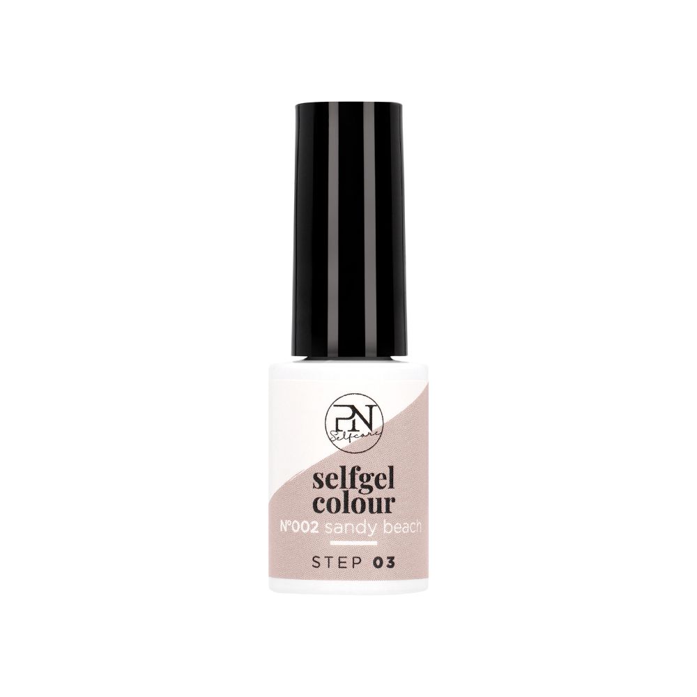 Flacon avec bouchon noir. Inscription: PN Selfgel Colour, N°002 Sandy Beach, Step 03. Teinte beige rosé.