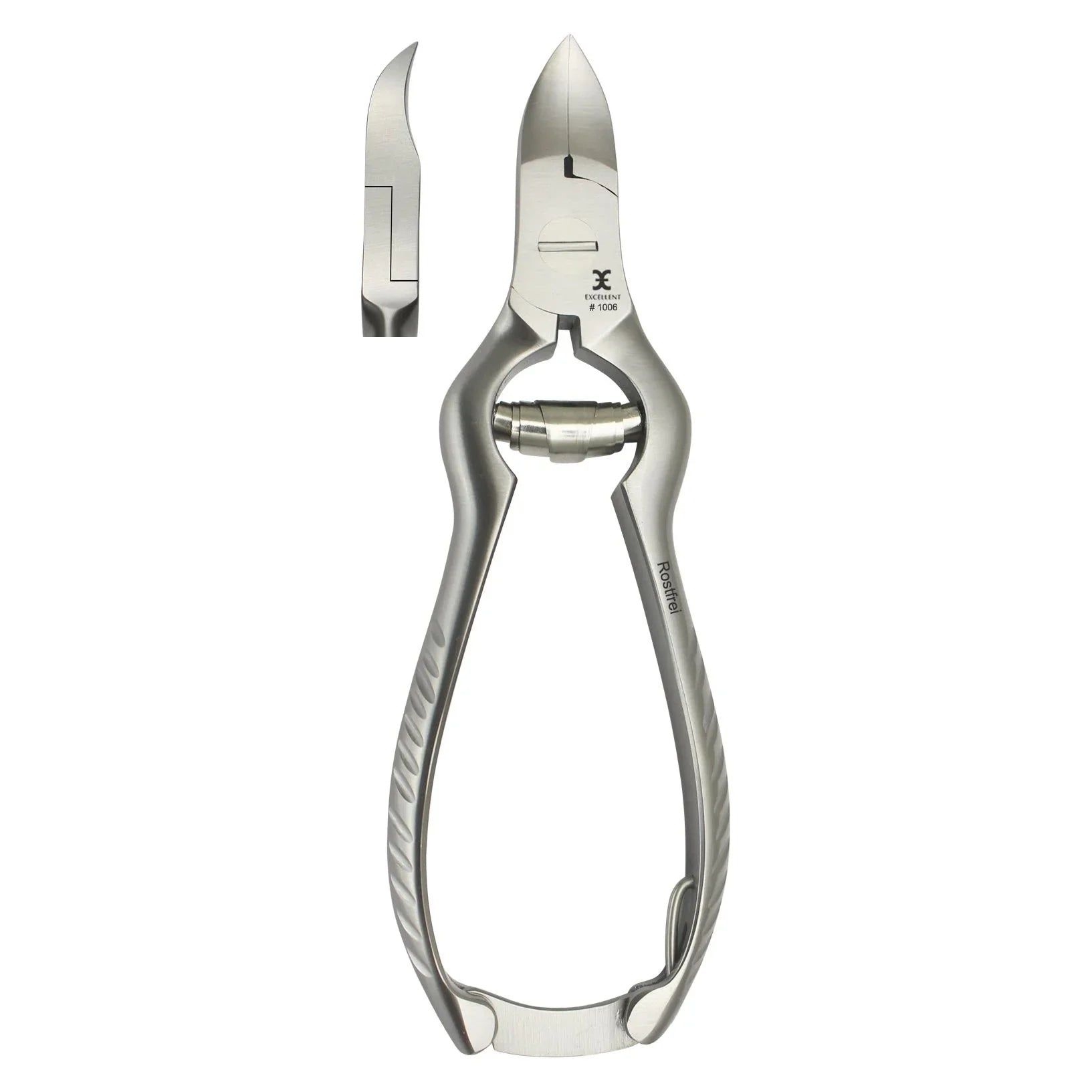 Metalen nagelknipper. Ergonomische handgreep, gebogen mes. Extra hoekig element. Merk en modelnummer zichtbaar.