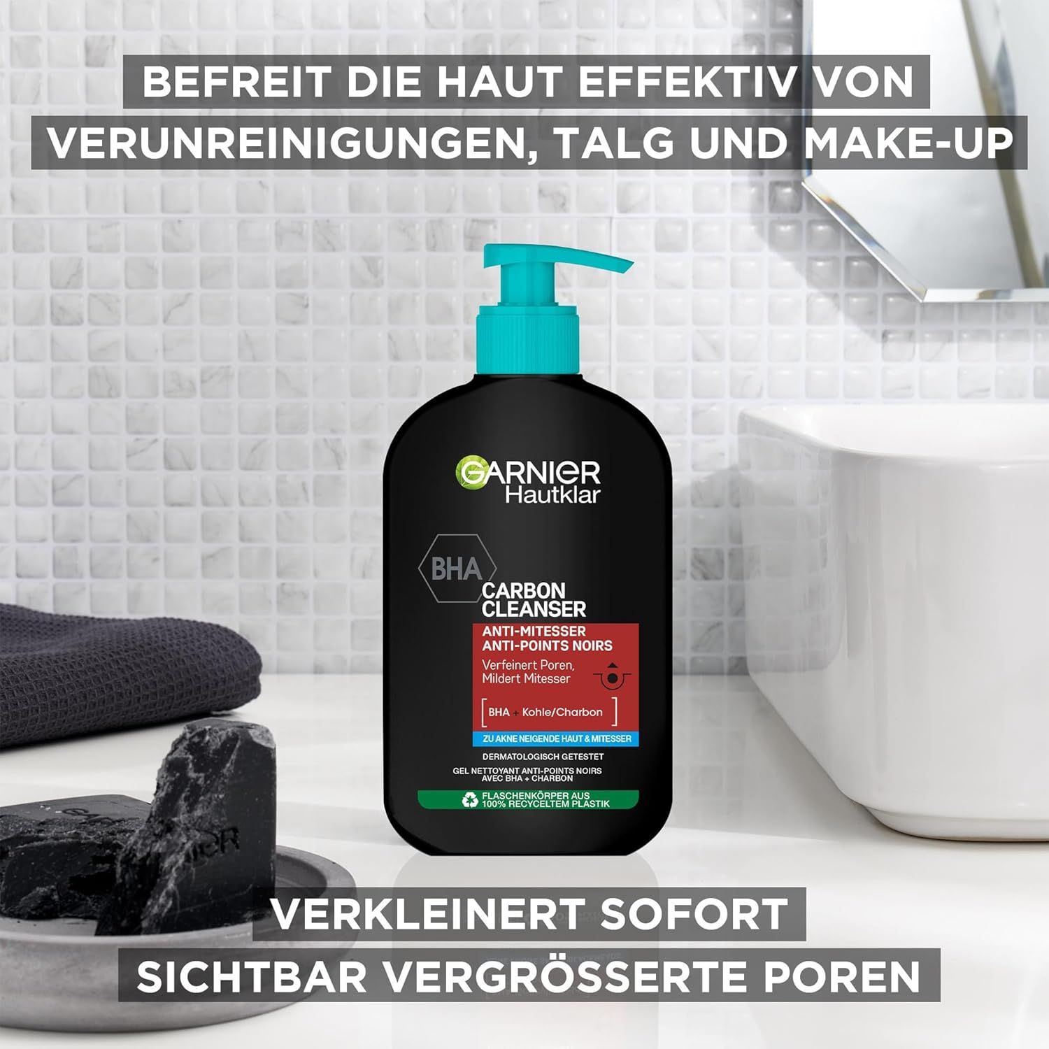 Flacon noir Garnier Hautklar Waschgel. BHA Carbon Cleanser. Pompe turquoise. Lavabo et charbon en arrière-plan.