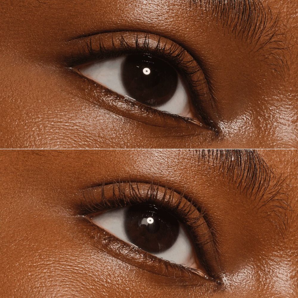 Close-up van twee ogen. De wimpers zijn opgemaakt met mascara. Het bovenste deel toont het oog voor het aanbrengen.