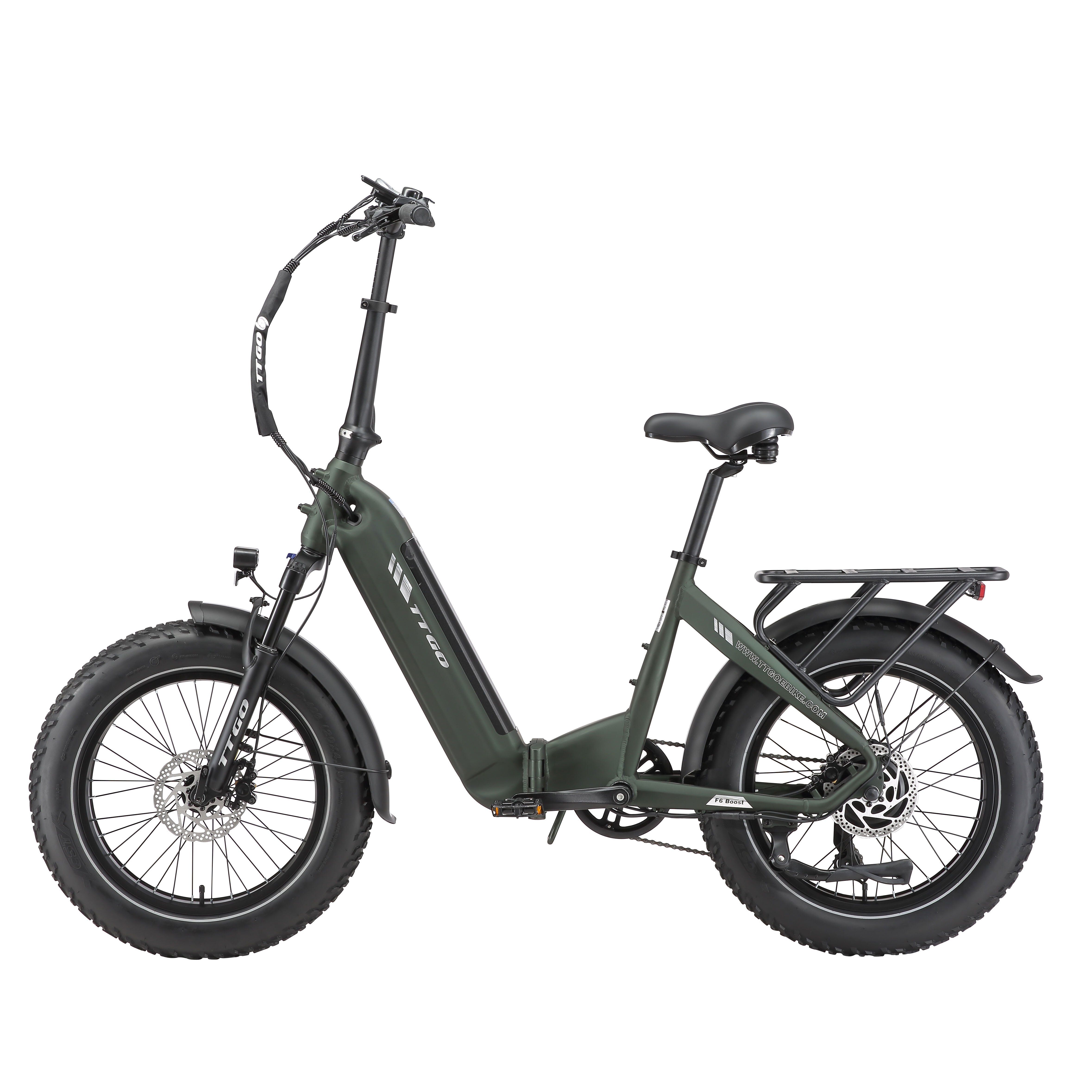 Vélo électrique pliable vert olive. Pneus, selle et guidon noirs. Porte-bagages arrière. Logo TTGO sur le cadre.
