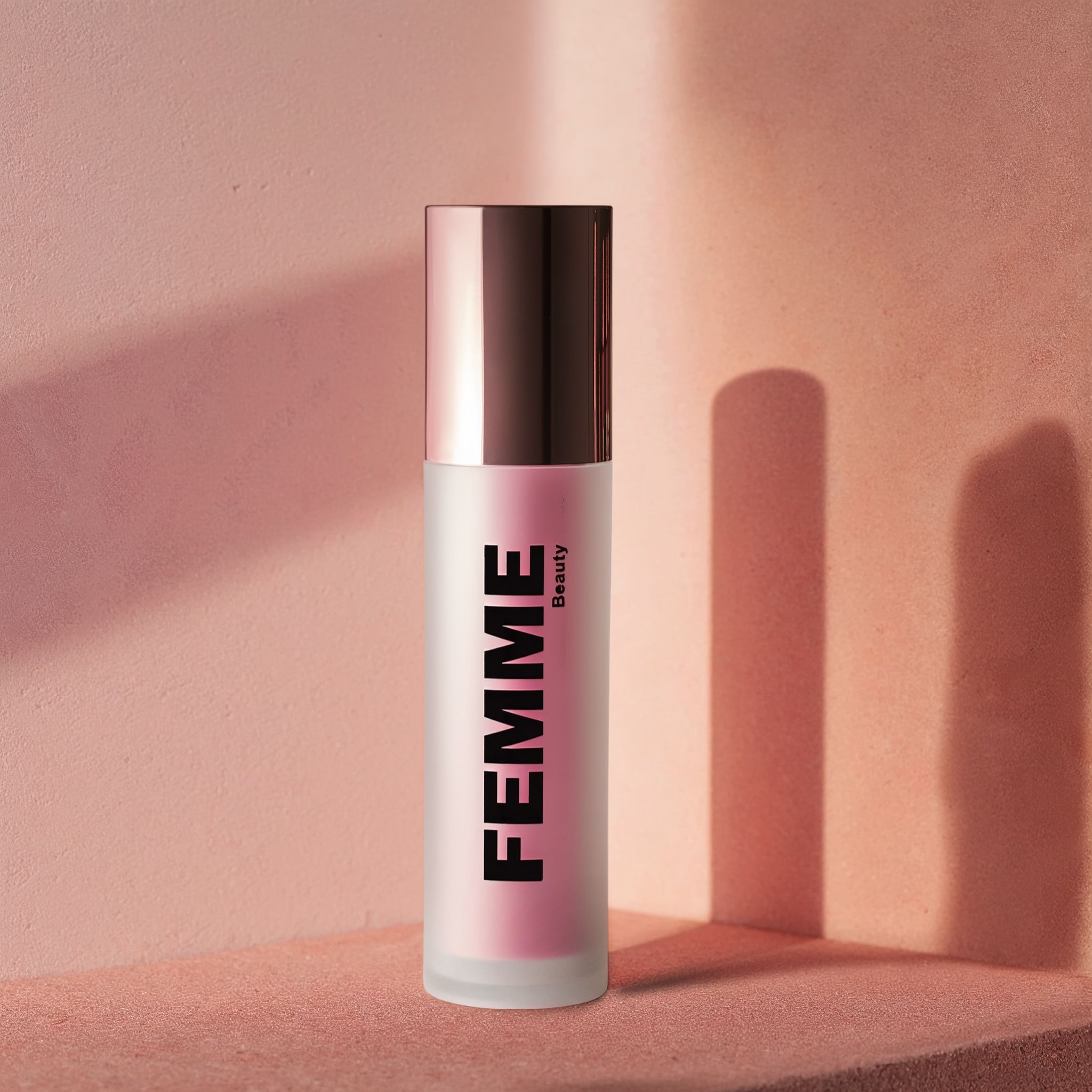 Fles met matte afwerking en roze inhoud, roségouden dop. Merk: FEMME Beauty.