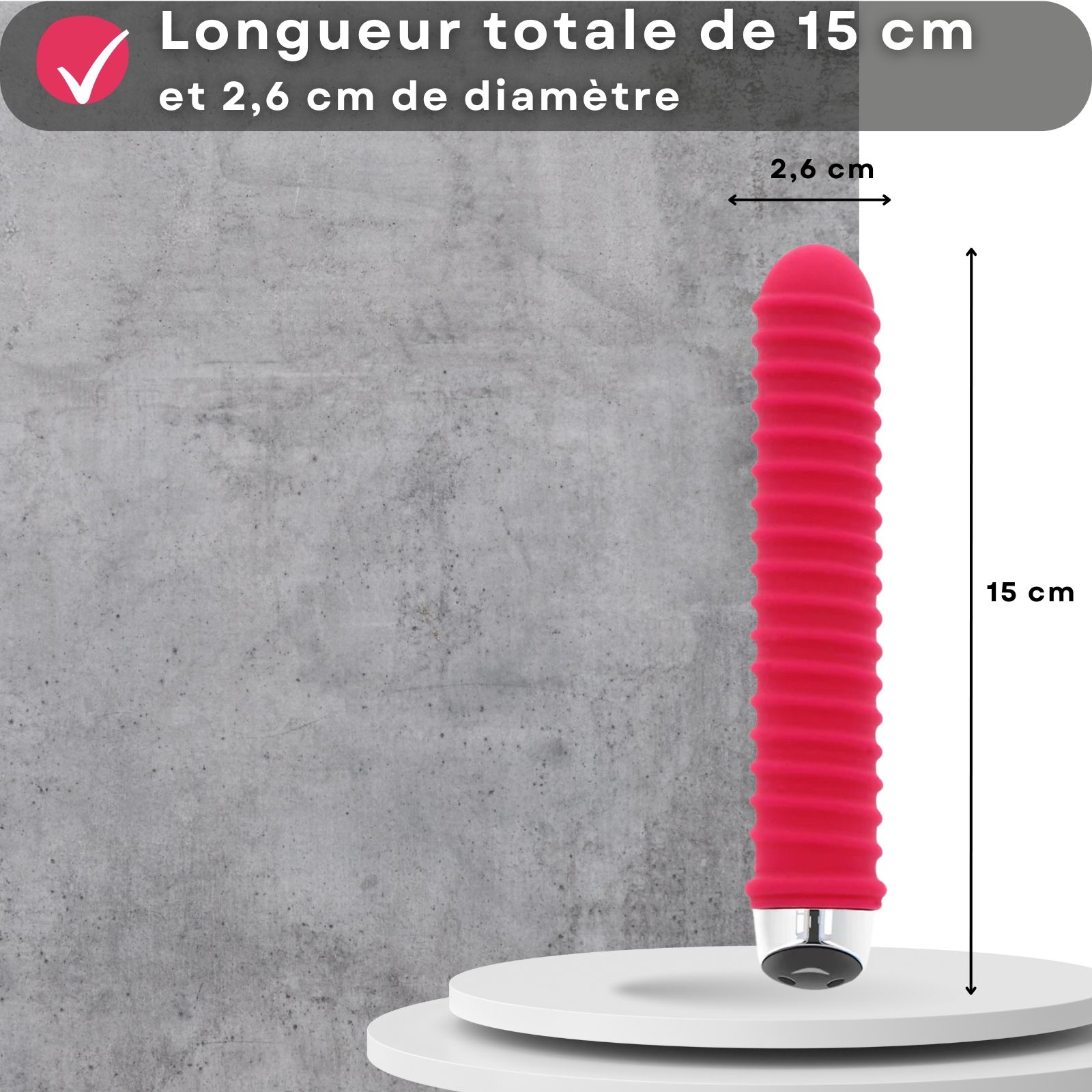 Vibrateur rouge rainuré. Texte: 15cm de long, 2,6cm de diamètre.