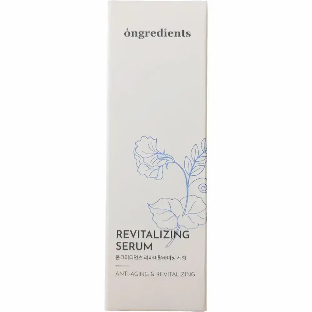 ONGREDIENTS Revitalizing Serum. Witte verpakking met productnaam en bloemmotief. Tekst: Anti-Aging & Revitalizing.
