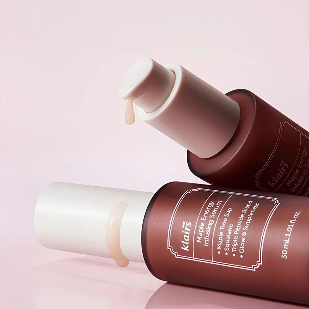 Twee bruine flessen met witte doppen. Serum druppelt uit een fles. Opschrift: klairs.