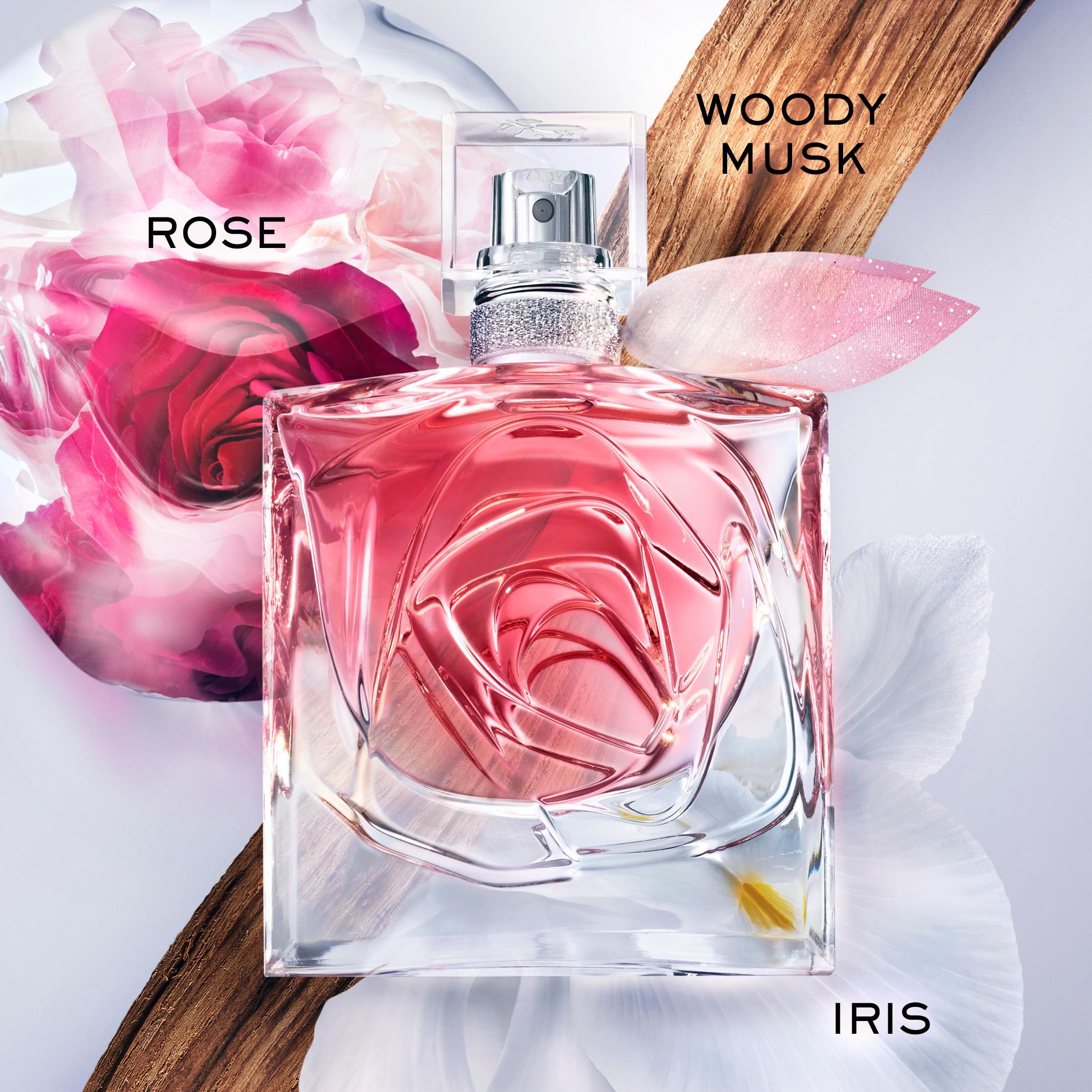 Flacon avec motif rose, entouré de Rose, Iris et Woody Musk. Vaporisateur transparent et pétale rose.