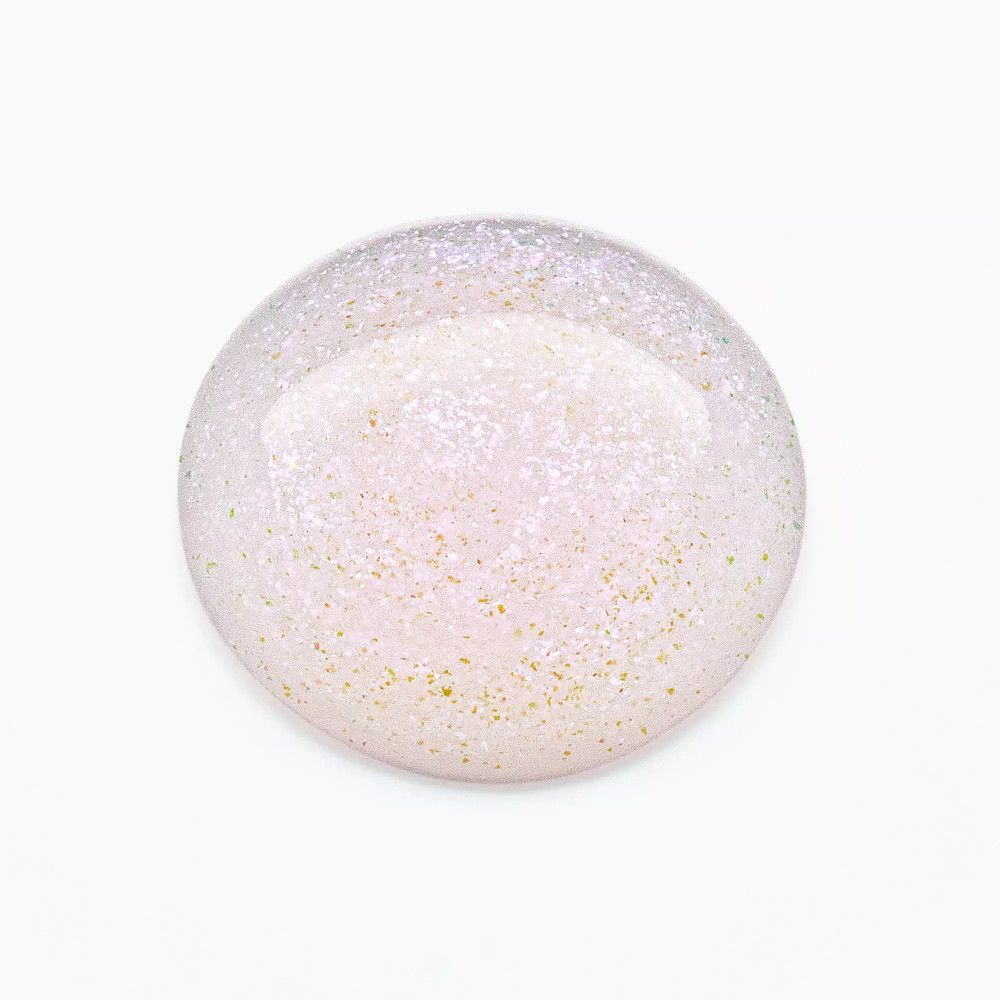 Goutte ronde, rose et pailletée. Particules scintillantes blanches et dorées. Sur fond blanc.