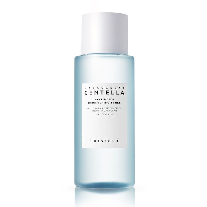 Lichtblauwe fles met witte dop. Opschrift: MADAGASCAR CENTELLA HYALU-CICA BRIGHTENING TONER. SKIN1004.