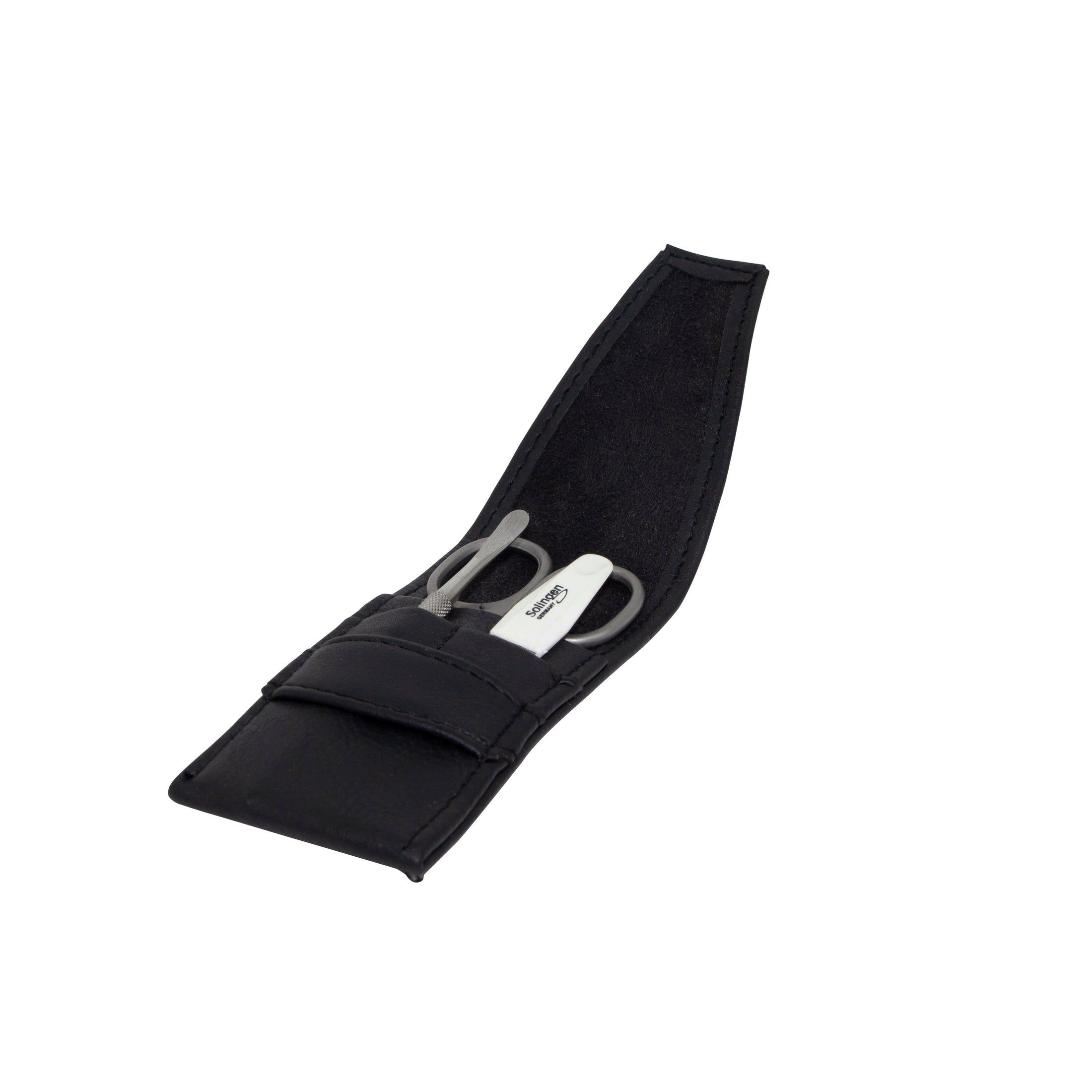 Zwart kunstleren reisetui met schaar en nagelvijl. Binnenvoering. Op witte achtergrond.