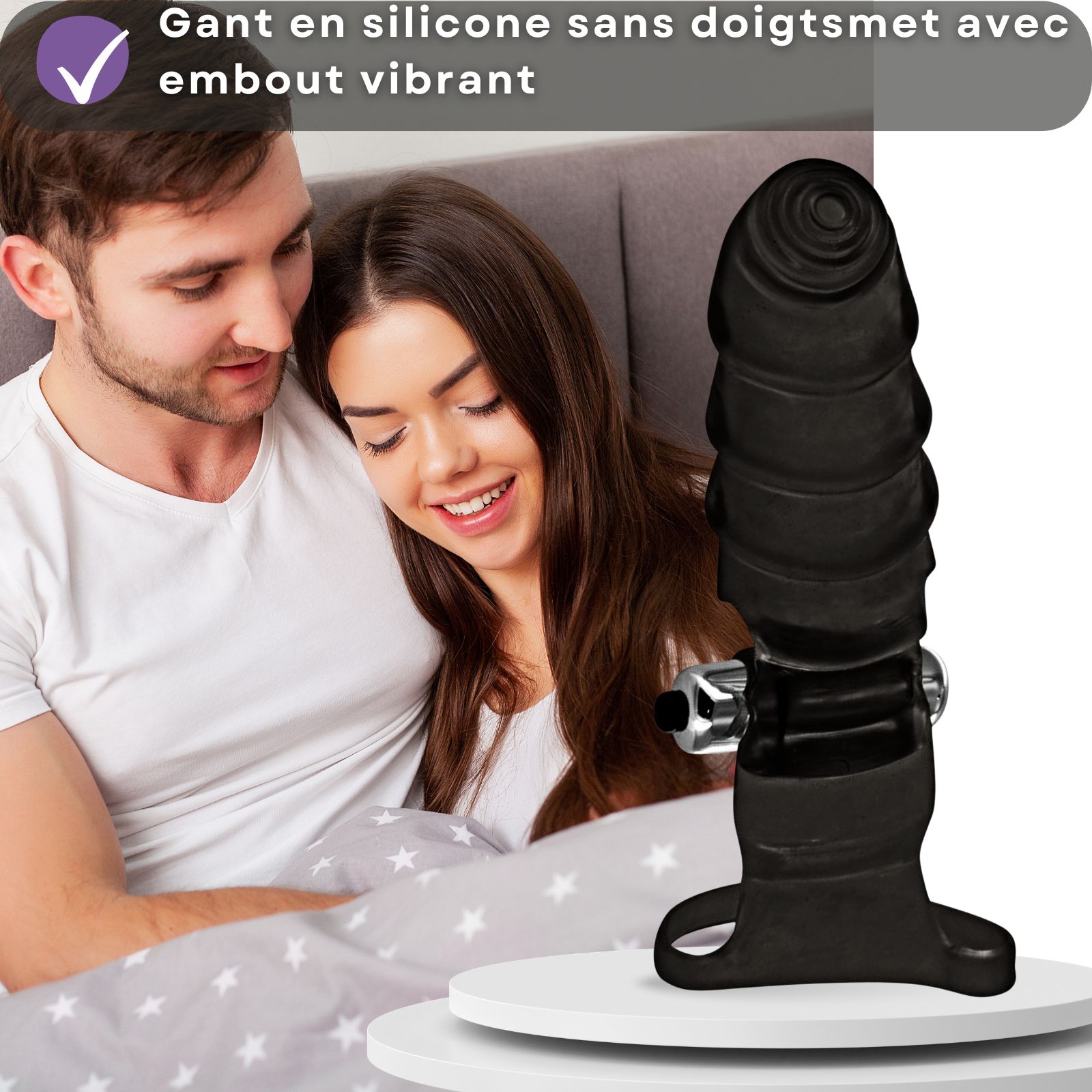 Vibromasseur de doigt noir sur socle. Couple au lit. Texte: Gant en silicone sans doigts avec bout vibrant.