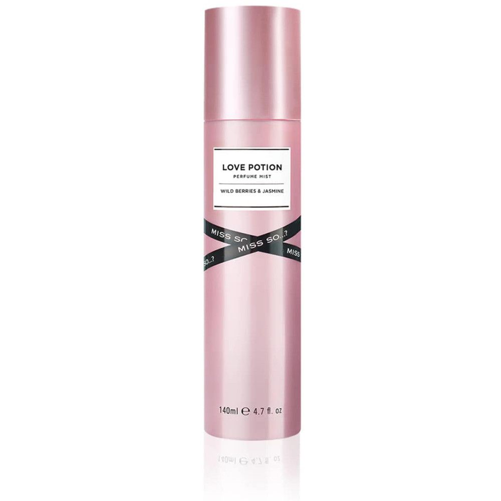 Vaporisateur corporel rose avec étiquette blanche. Inscription : Love Potion, Wild Berries & Jasmine, Miss So...?. Flacon avec tête de pulvérisation.