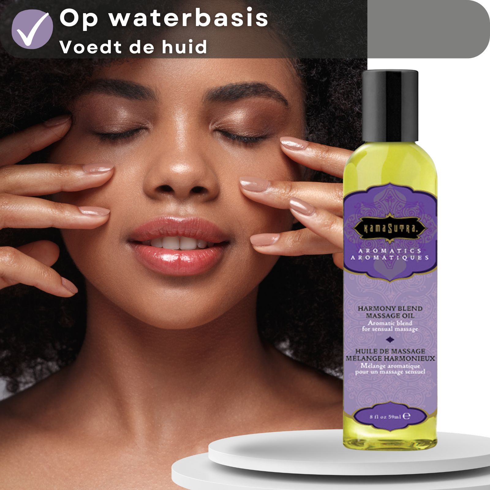Vrouw met gesloten ogen. Massageolie fles ernaast. Tekst: Massageolie met aroma Harmony Blend, op waterbasis, voedt de huid.