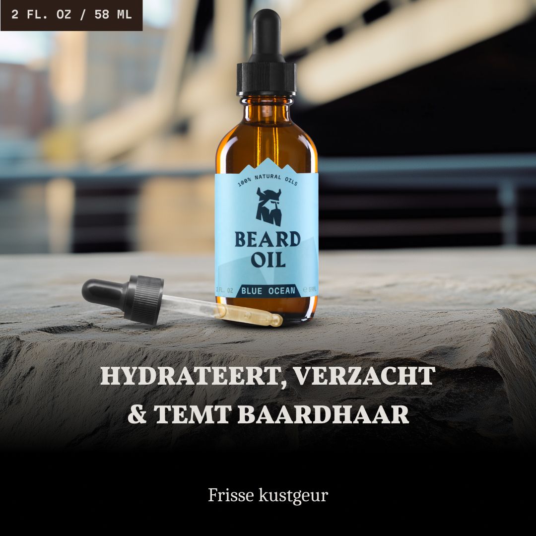 Amberkleurig glazen flesje met druppelaar, etiket met baardolie logo en blauwe "Blue Ocean" tekst, op steen.