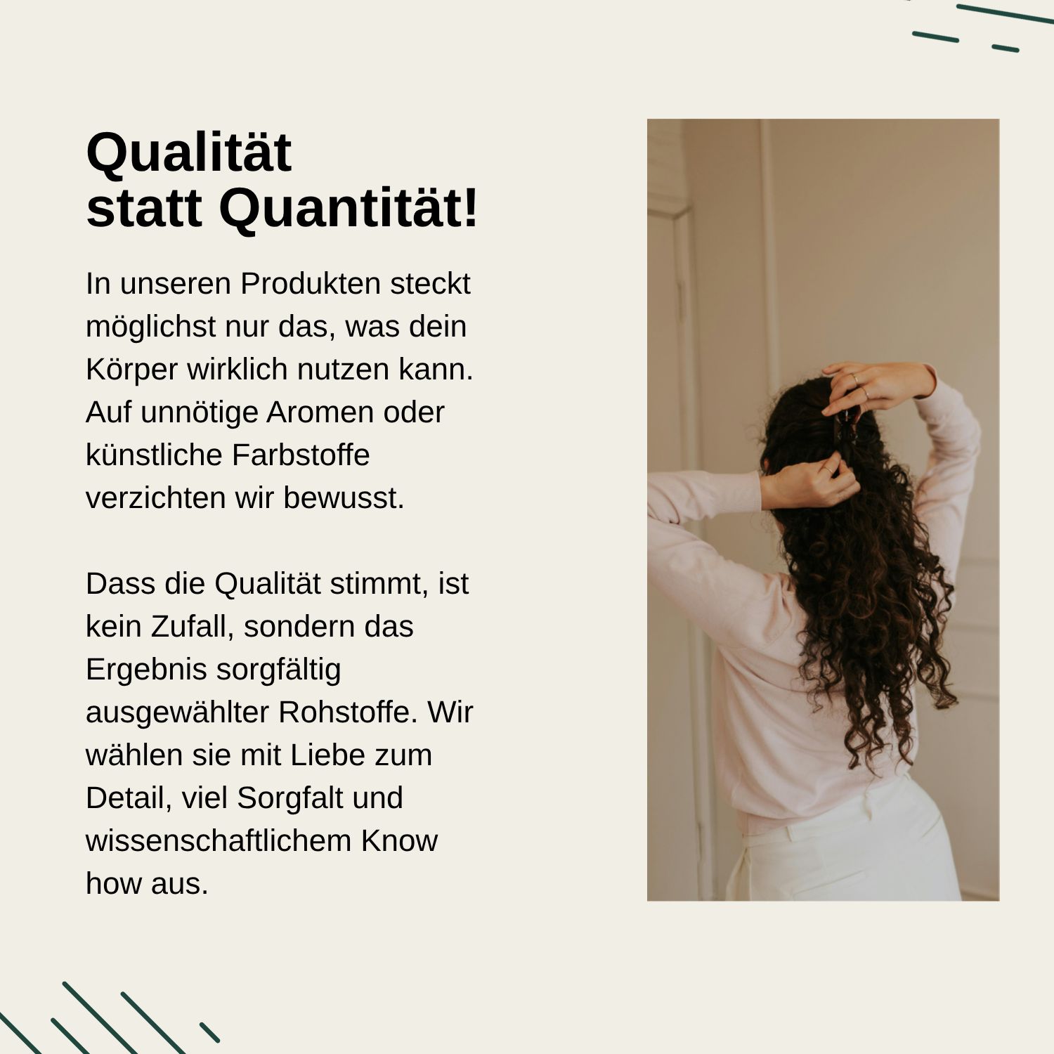 Femme aux cheveux bouclés tenant un comprimé Vita Elements Biotine Sélénium Zinc.