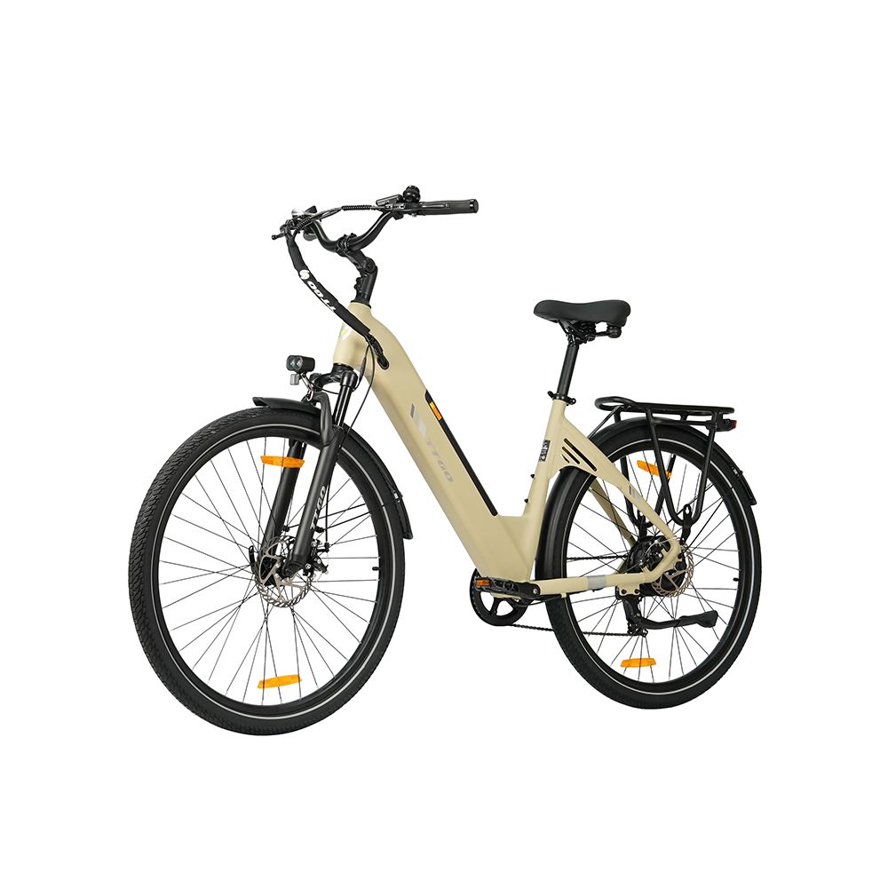 Vélo électrique beige avec pneus noirs, porte-bagages et garde-boue. Selle et guidon noirs. Éclairage.