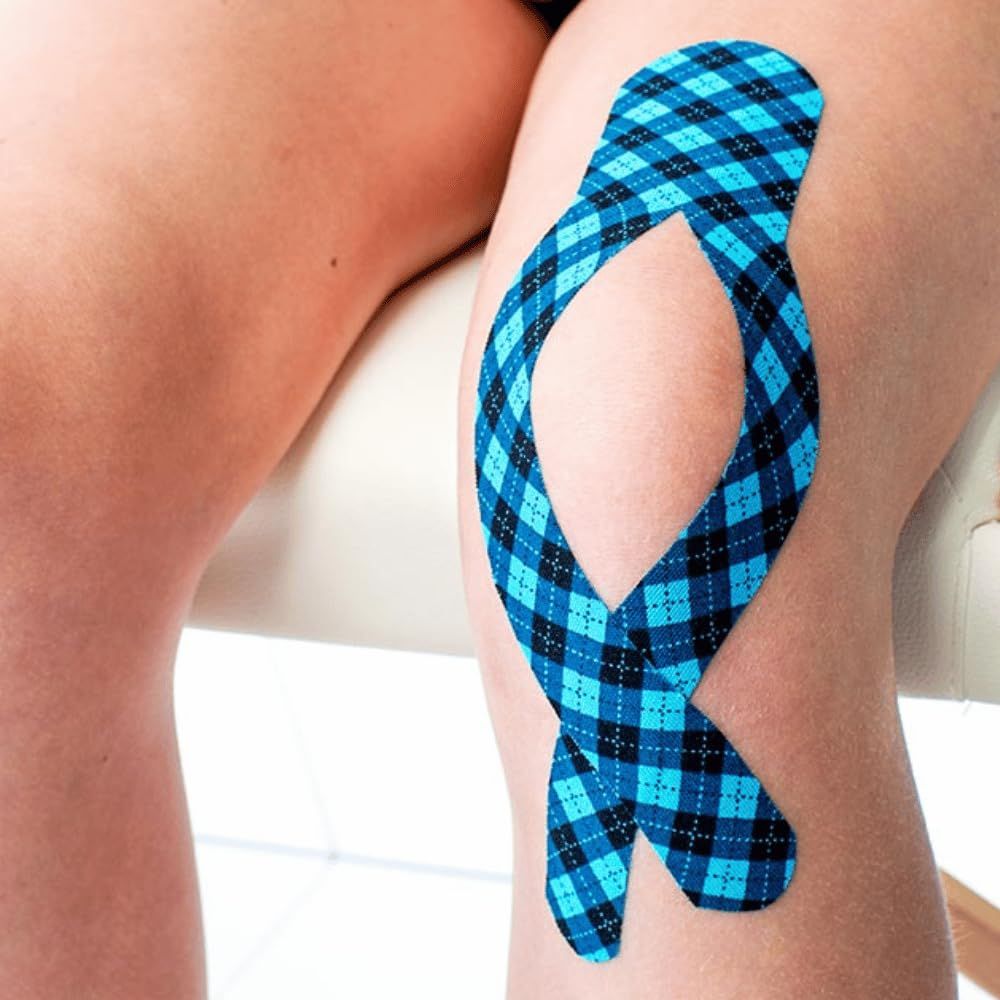 Kinesiologietape met ruitpatroon, aangebracht op een knie.