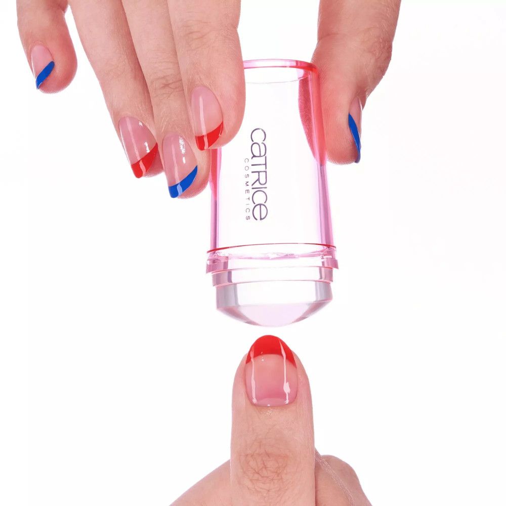 Tampon French Mani au-dessus d'un ongle. Ongles French Manucure. Marque Catrice.