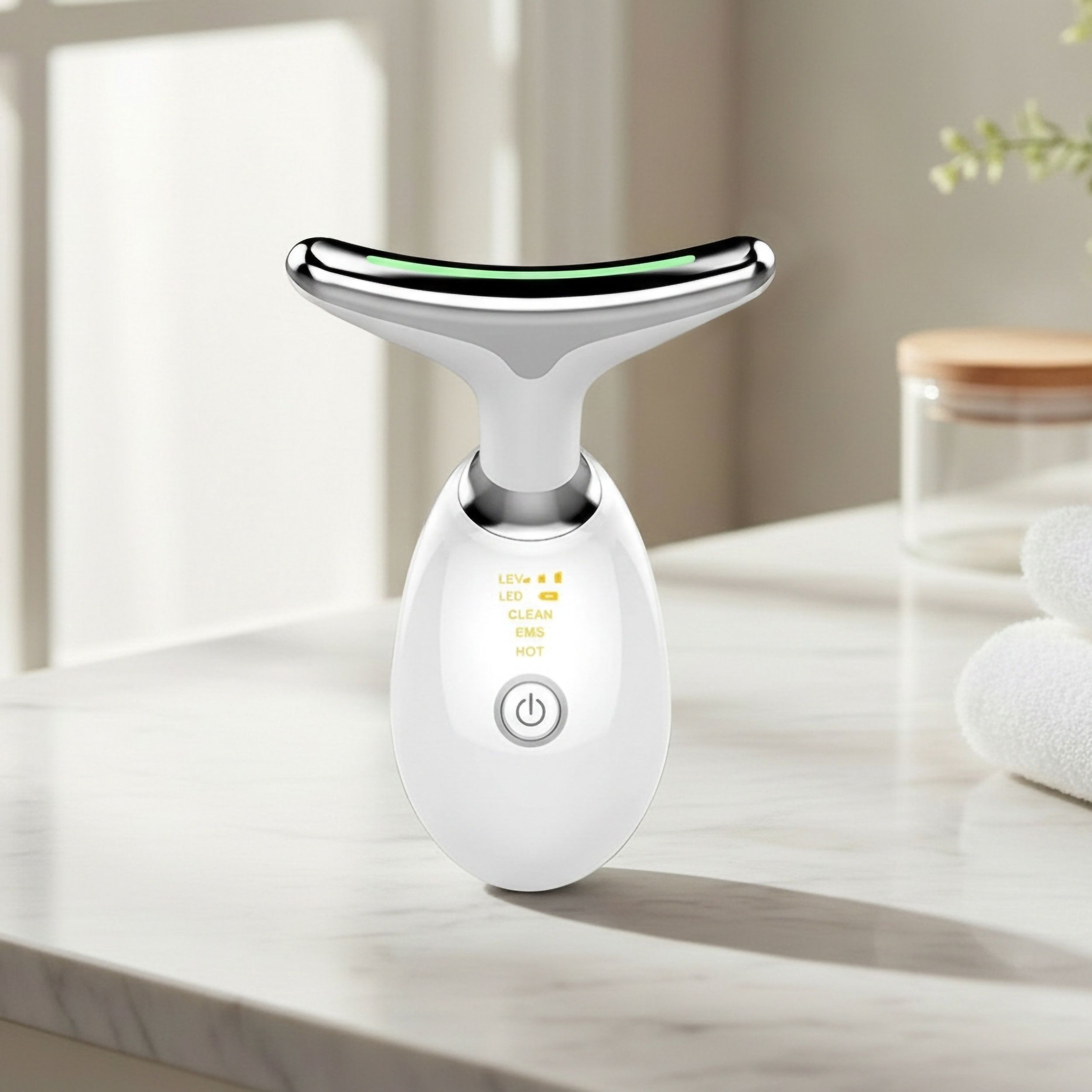 Wit, ergonomisch gezichtsverzorgingstoestel. Zilverkleurige kop. LED-display en knop.