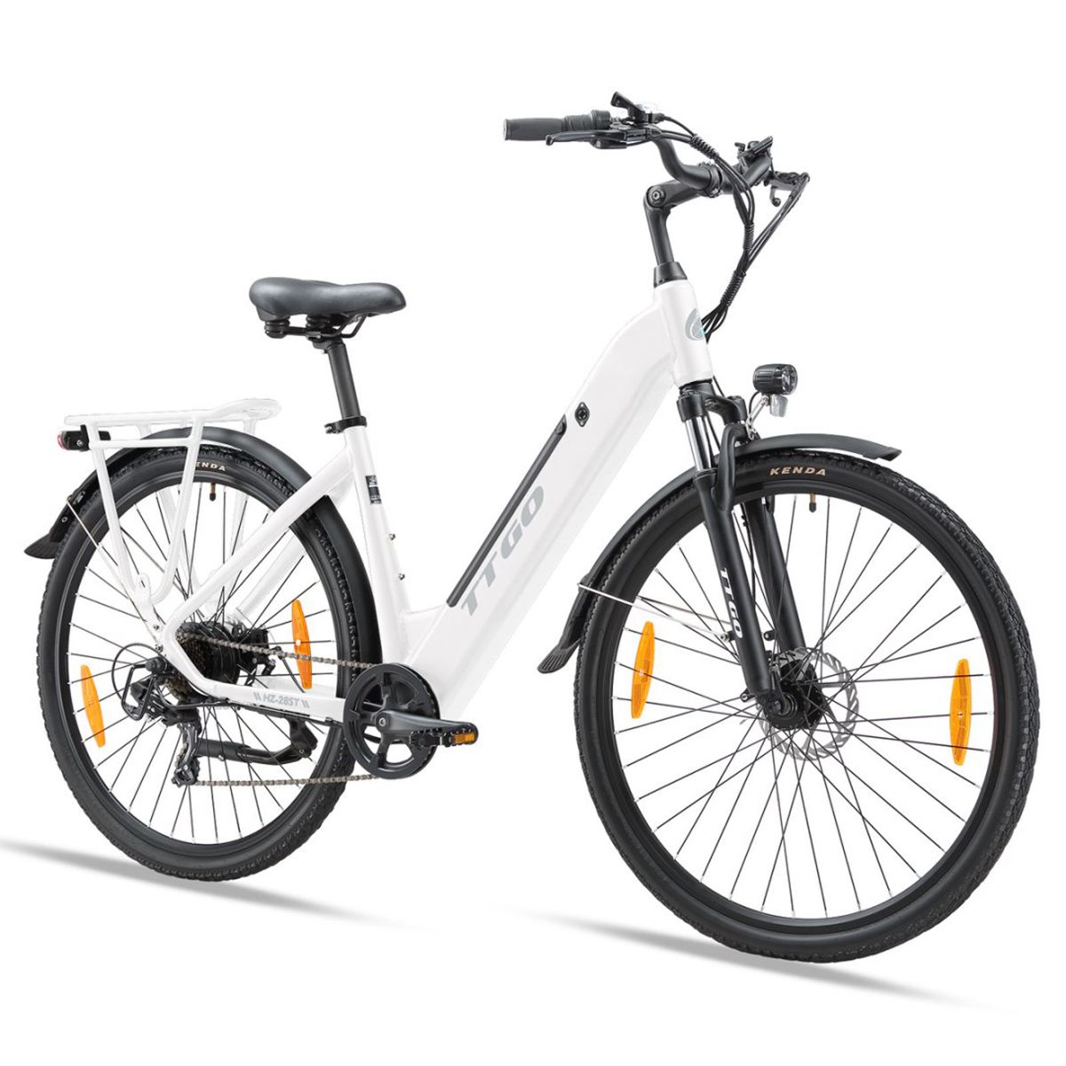 Vélo électrique blanc avec composants noirs. Logo TTGO sur le cadre. Porte-bagages, garde-boue et réflecteurs orange.
