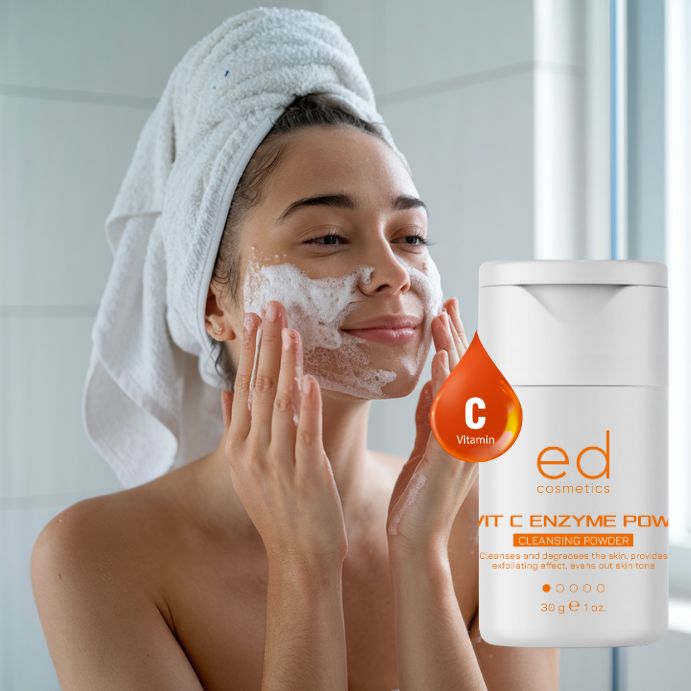 Femme se lave le visage avec de la mousse. Flacon blanc avec texte et illustrations. Goutte orange avec 'C Vitamine'.