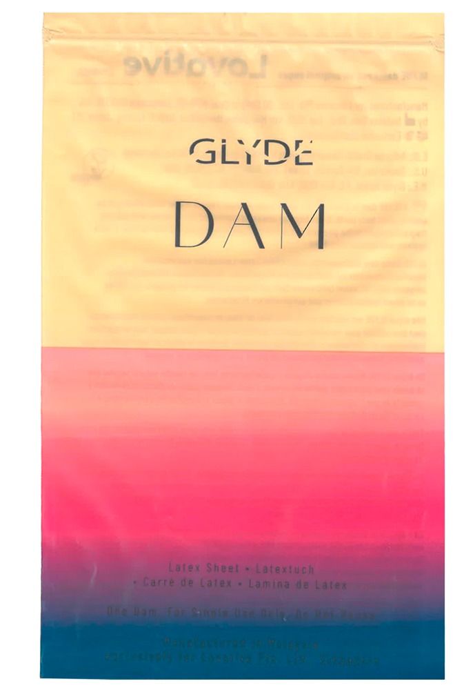 Feuille de latex unique dans un emballage. Inscription: GLYDE DAM. Fond: dégradé de jaune à rose et bleu.
