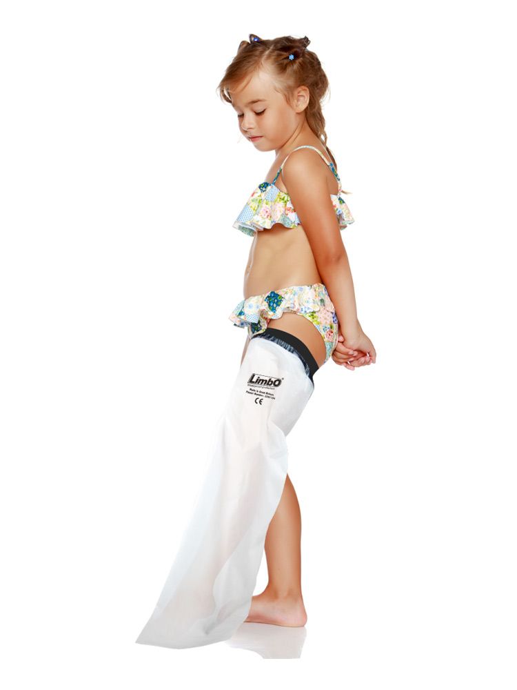 Enfant avec jambe protégée. Protection étanche, embout noir, enveloppe transparente. L'enfant porte un maillot de bain.