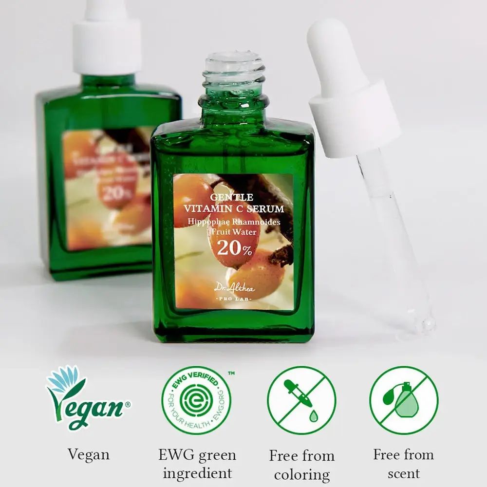 Deux flacons verts, pipette, logo Vegan, certification EWG, symboles : sans colorant et sans parfum. Inscription : Gentle Vitamin C Serum.