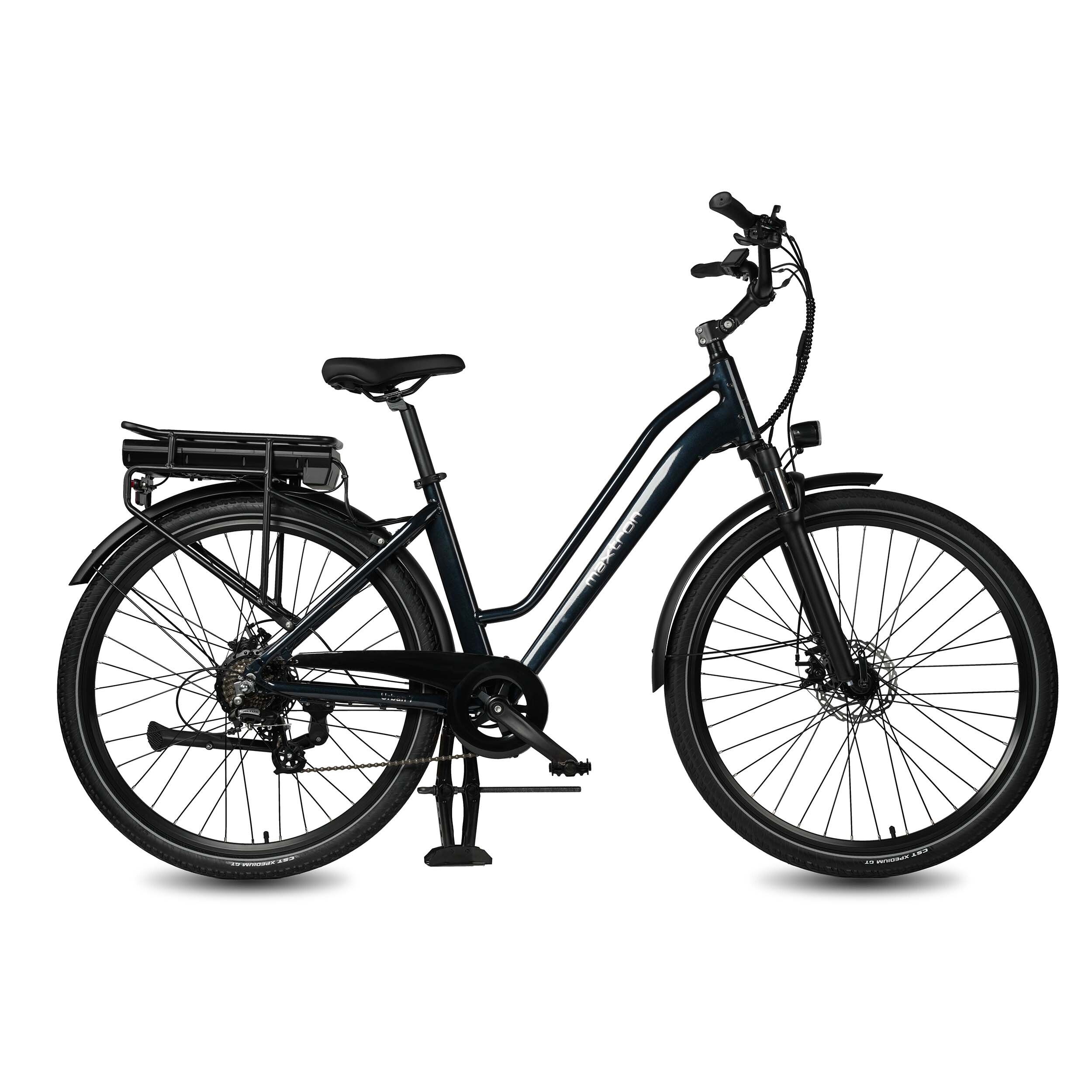 Zwarte e-bike met accu, bagagedrager, spatborden en 7 versnellingen. Maxtron-logo.