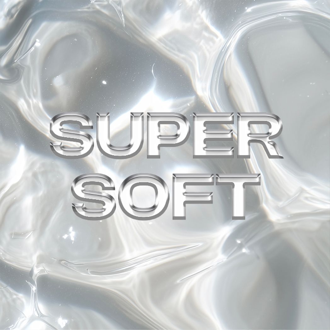 Texte SUPER SOFT en argenté sur une surface brillante et ondulée.