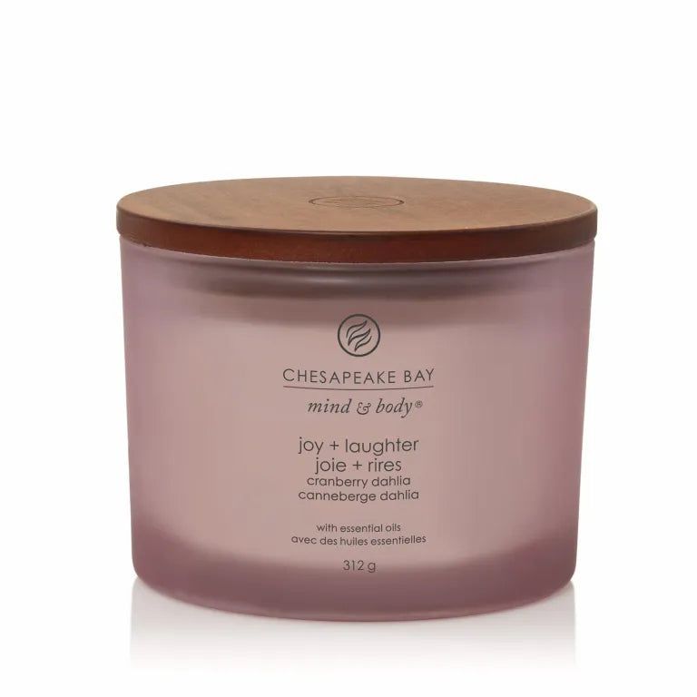 Bougie rose avec couvercle en bois. Inscription: Chesapeake Bay, mind & body, joy + laughter, joie + rires, cranberry dahlia, canneberge dahlia. Avec huiles essentielles.
