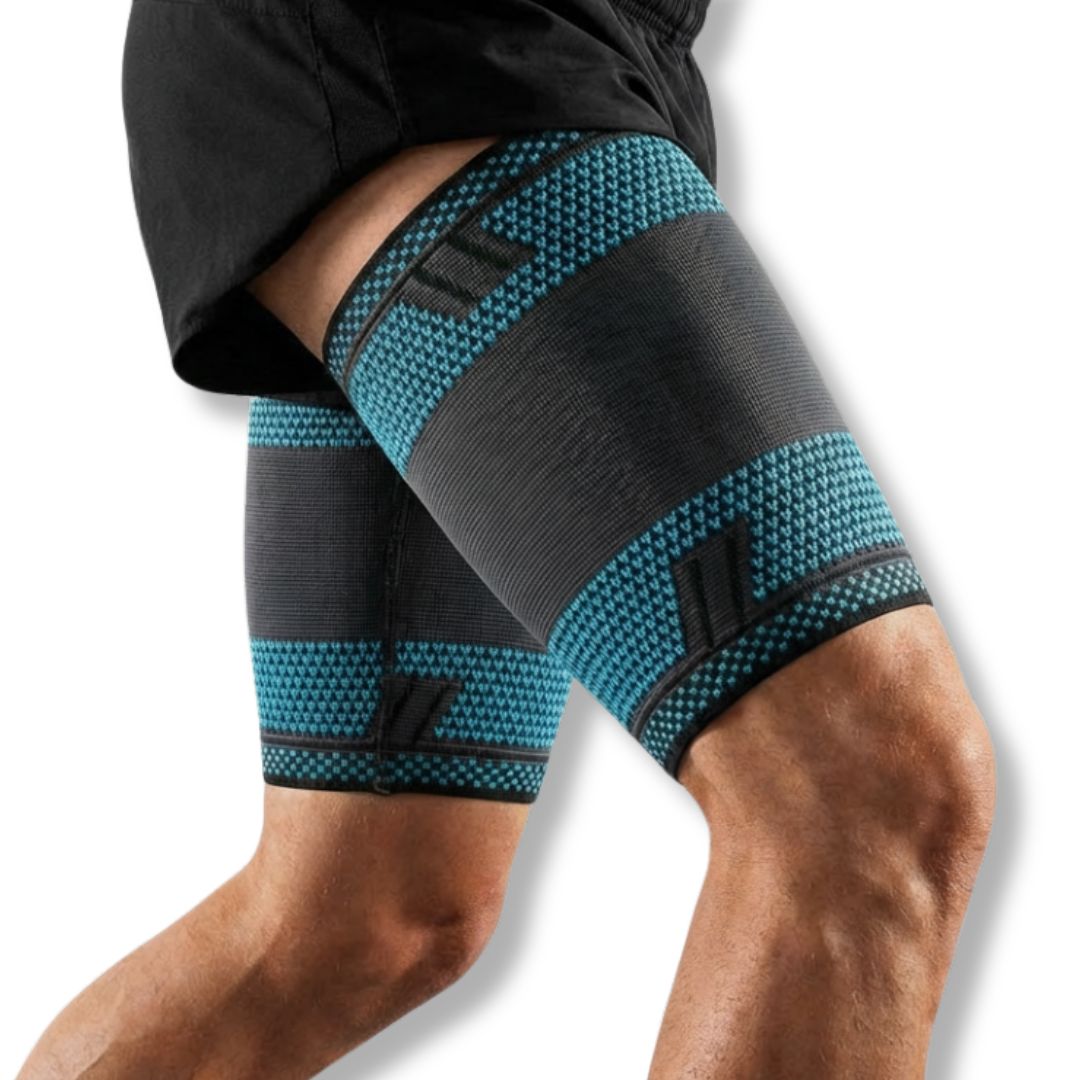 Homme avec des bandes de cuisse. Textile bleu-noir. Gros plan sur les jambes. Short noir.