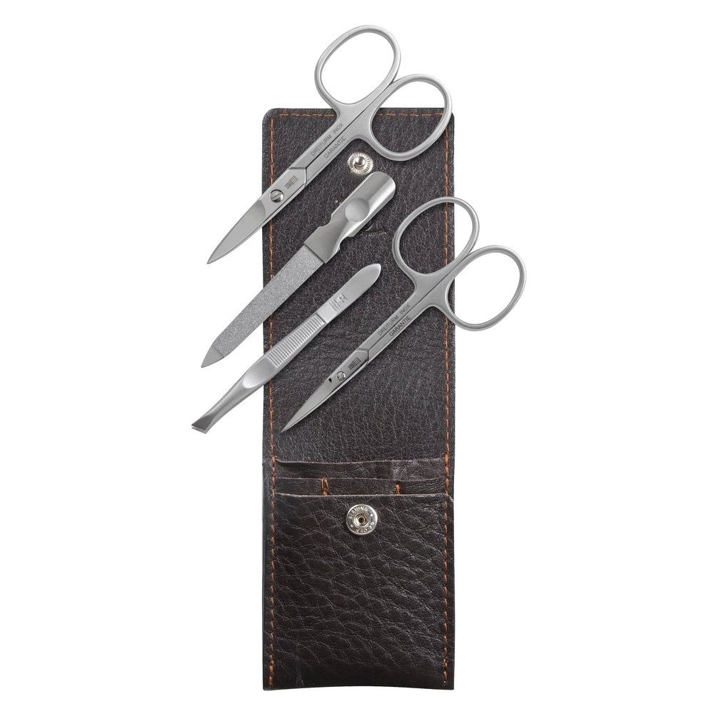 Manicure set met nagelschaar, vijl, pincet en huidschaar. In bruin lederen etui met drukknoopsluiting.