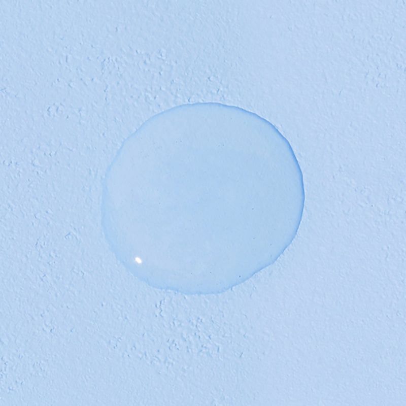 Ronde druppel vloeistof op blauwe achtergrond. Geen productinformatie zichtbaar.