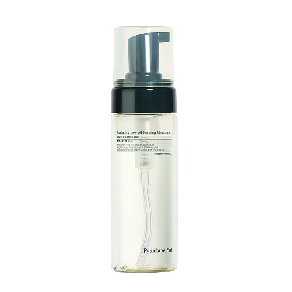 Pyunkang Yul Calming Low pH Foaming Cleanser dans une bouteille transparente avec distributeur à pompe.