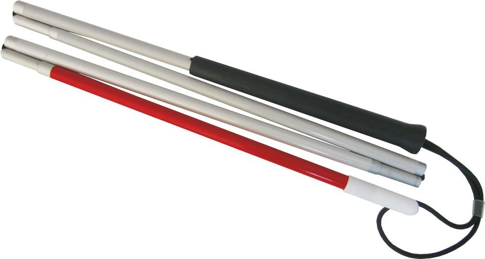 Blindenstok, 4-delig, rood-wit en zilverkleurig. Zwarte handgreep en polsband. Ligt diagonaal.