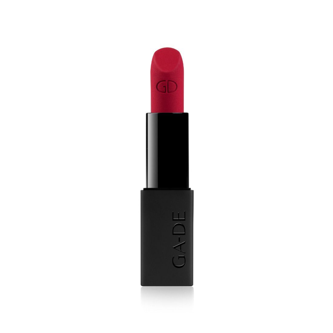 Rode lipstick, zwarte huls met GD-logo. Matte textuur. Open, stick zichtbaar.