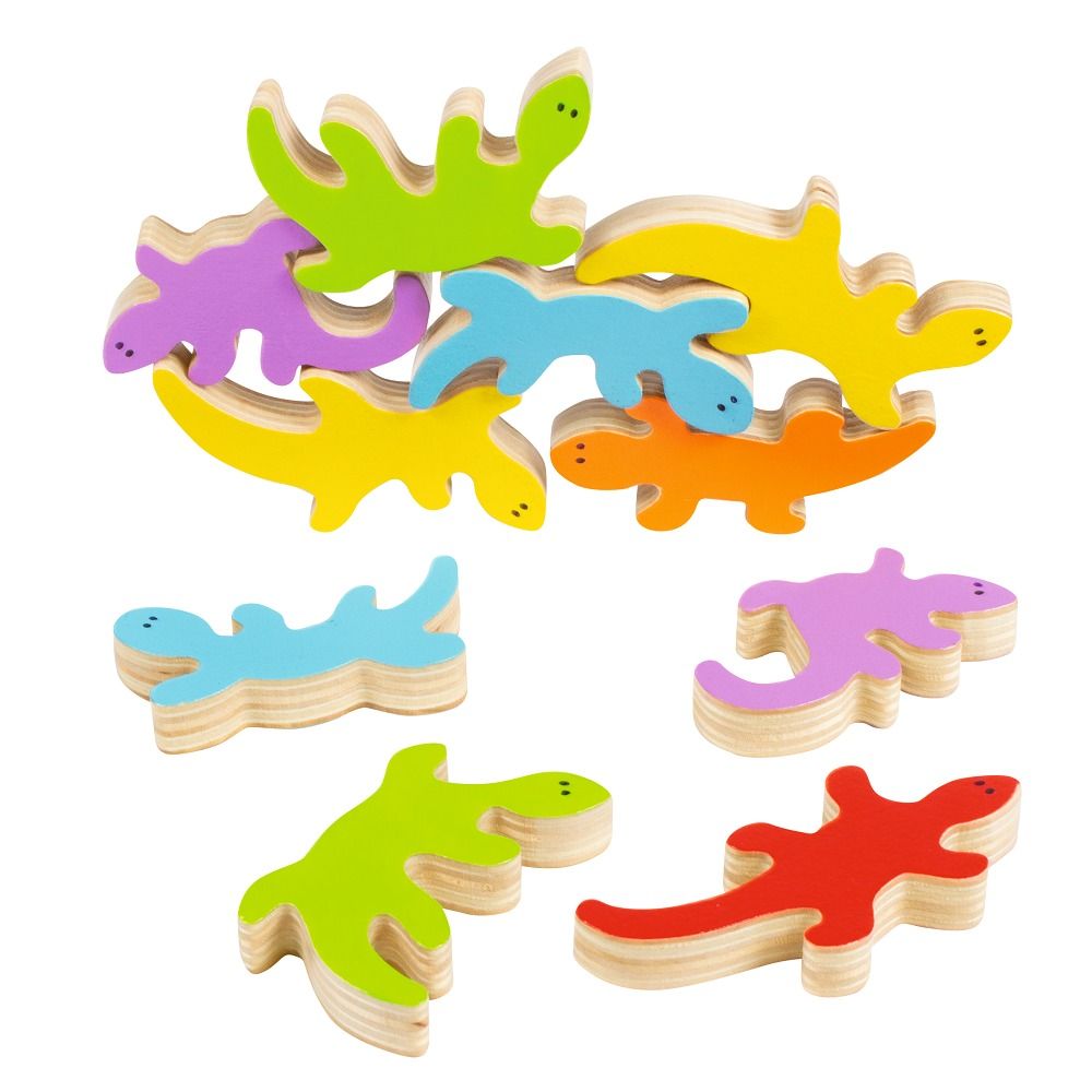 Huit lézards en bois colorés sur une surface en bois. Différentes couleurs.