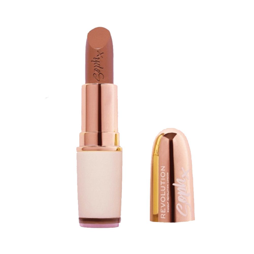 Rouge à lèvres avec étui doré rose ouvert. Inscription "REVOLUTION" et "Soph X". Couleur du rouge à lèvres : marron clair.