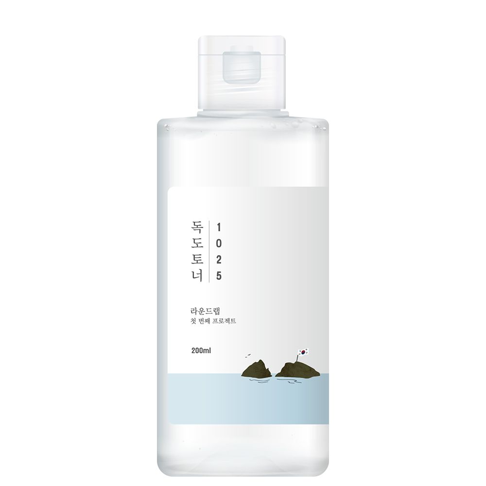 1025 Dokdo Toner dans une bouteille transparente avec étiquette blanche et rochers stylisés.